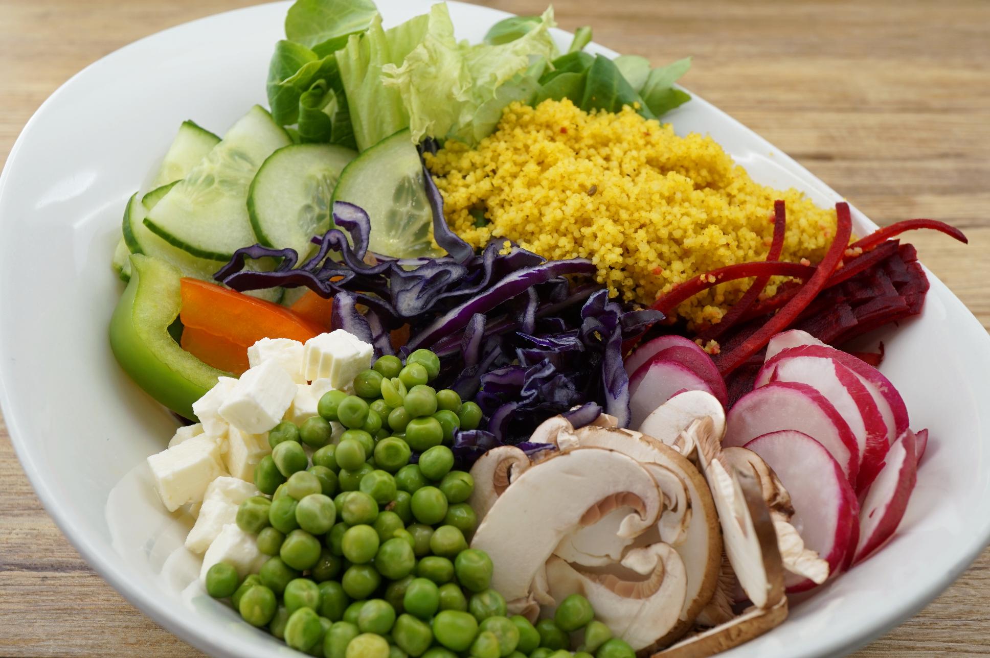 Auswahl an vegetarischen Salaten und Toppings - pro 100g