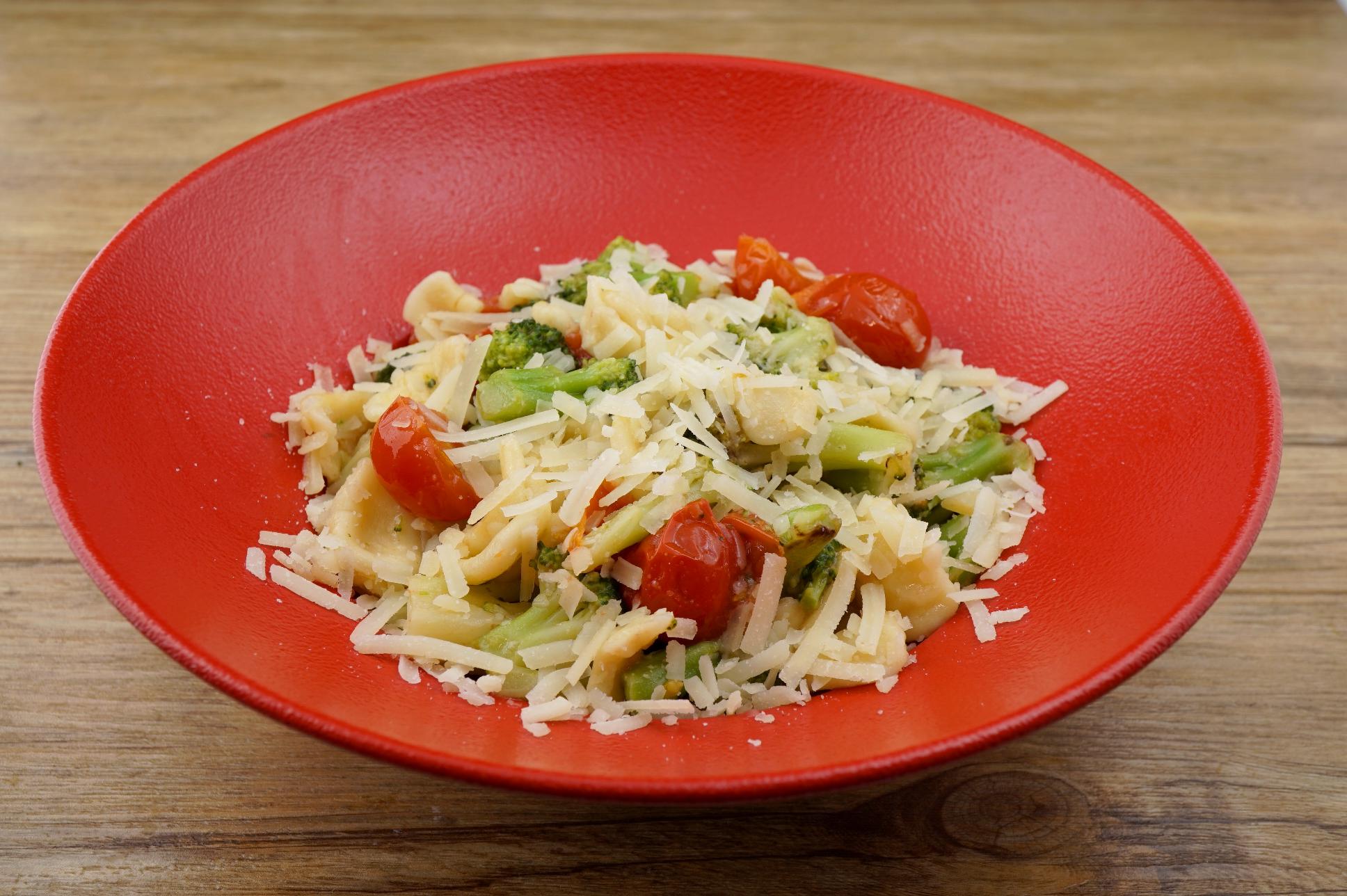 Vegetarische Pasta Orecchiette alla pugliese mit gehobeltem Grana Padano - Bild 3