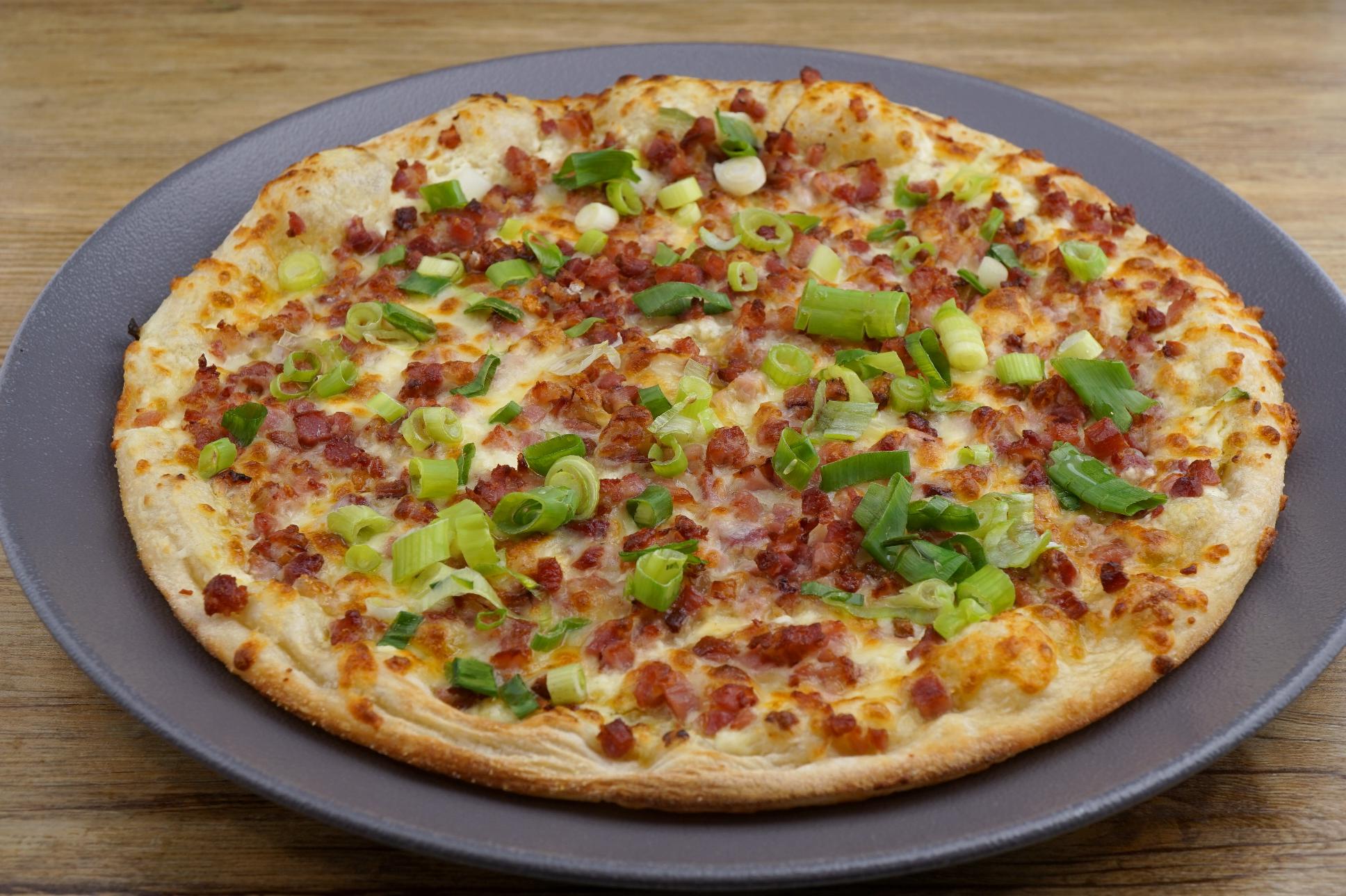 Pizza mit Sauerrahm, Heideschinken und Frühlingszwiebeln - Bild 2