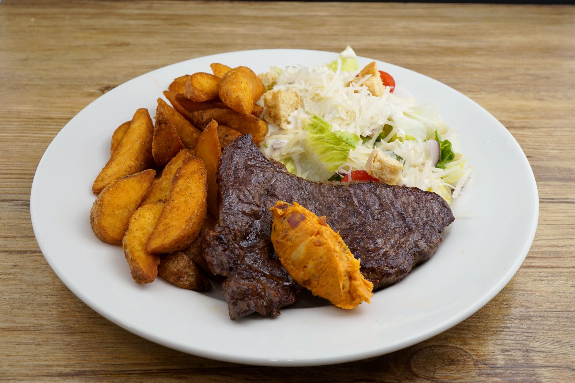 Rinder Hüftsteak mit Cafe de Paris Butter, Caesar Salat und Wedges