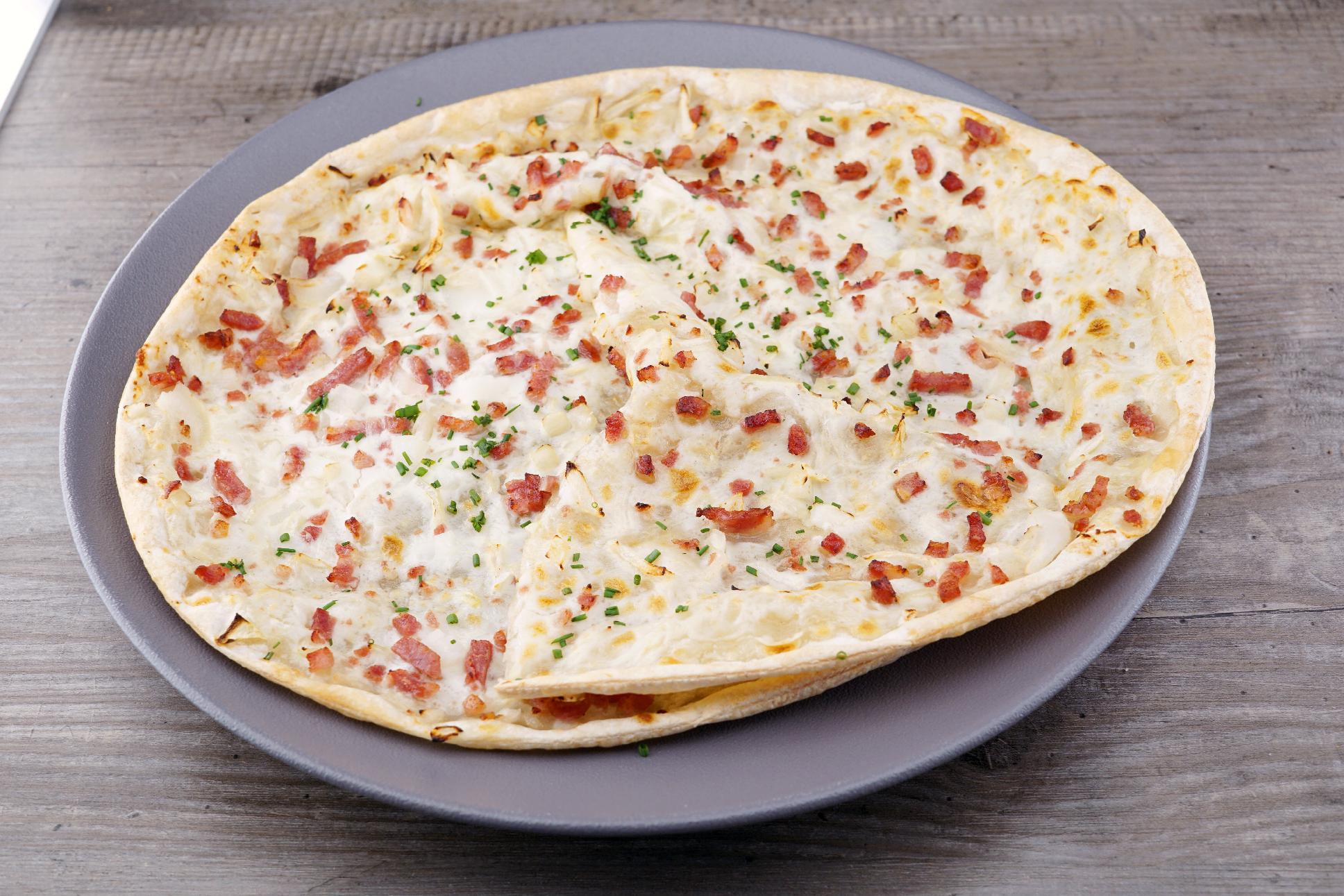 Pizza mit Sauerrahm, Heideschinken und Frühlingszwiebeln - Bild 3