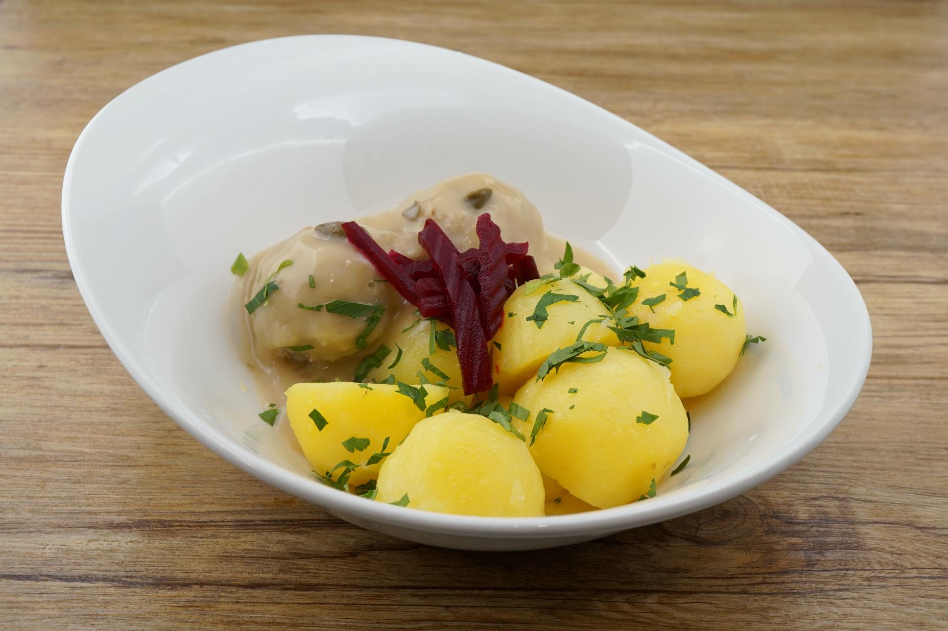 Königsberger Klopse mit Kapernsauce, Kartoffeln und eingelegter roter Bete