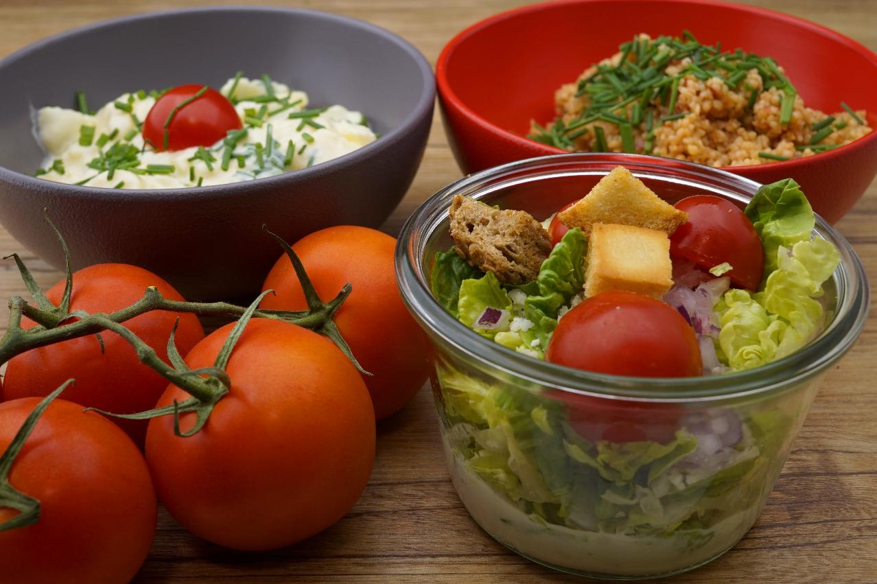 Vegetarischer Blattsalat mit Buttermilch Avocadodressing 
