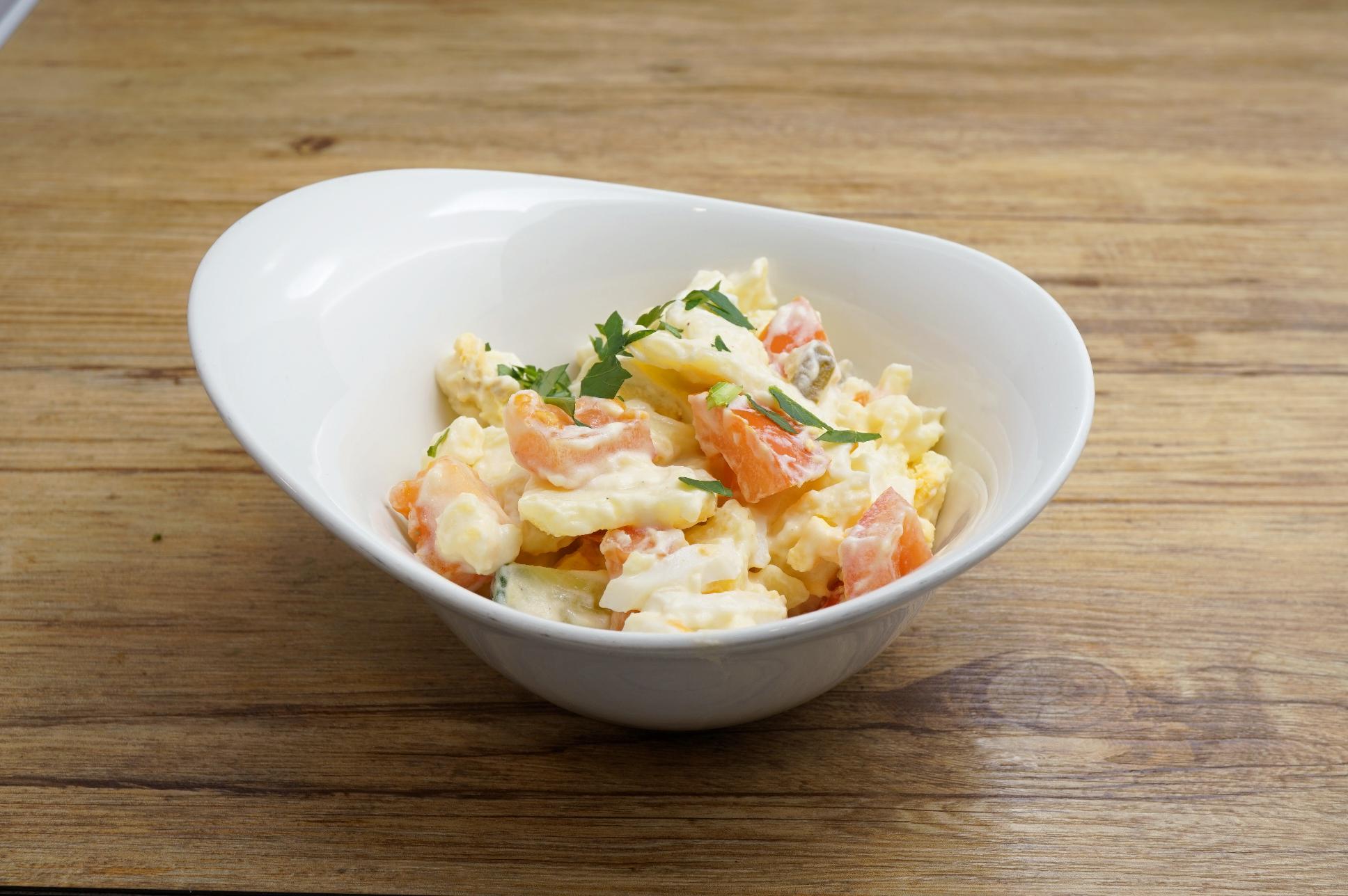 Vegetarischer Kartoffelsalat mit Ei und Schnittlauch