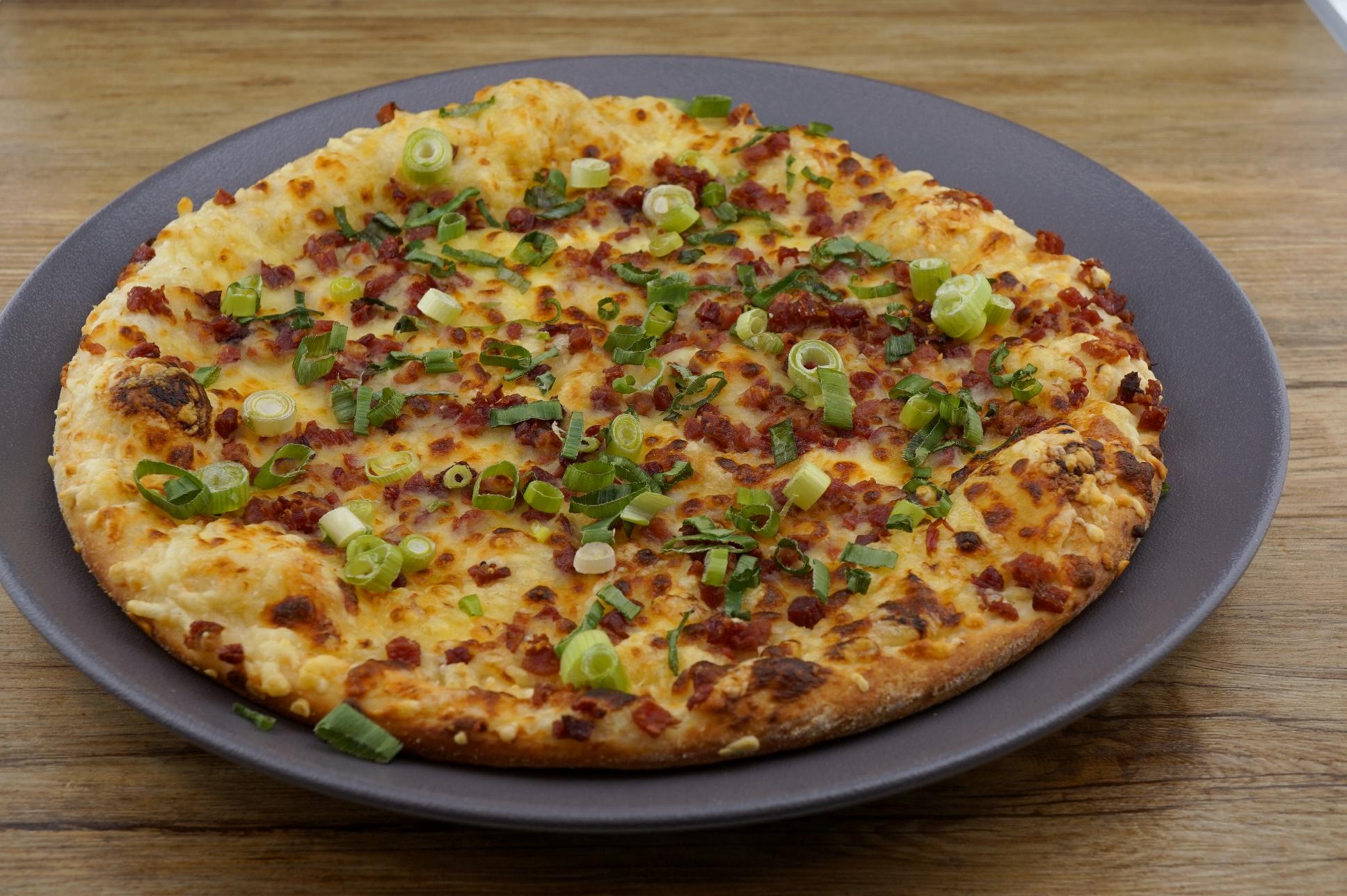 Pizza mit Sauerrahm, Heideschinken und Frühlingszwiebeln - Bild 1