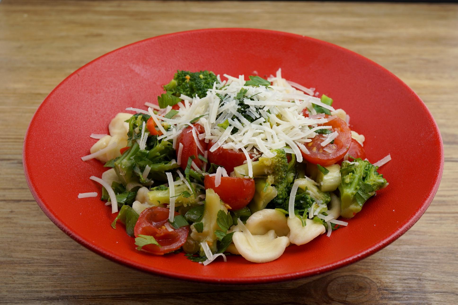 Vegetarische Pasta Orecchiette alla pugliese mit gehobeltem Grana Padano - Bild 2
