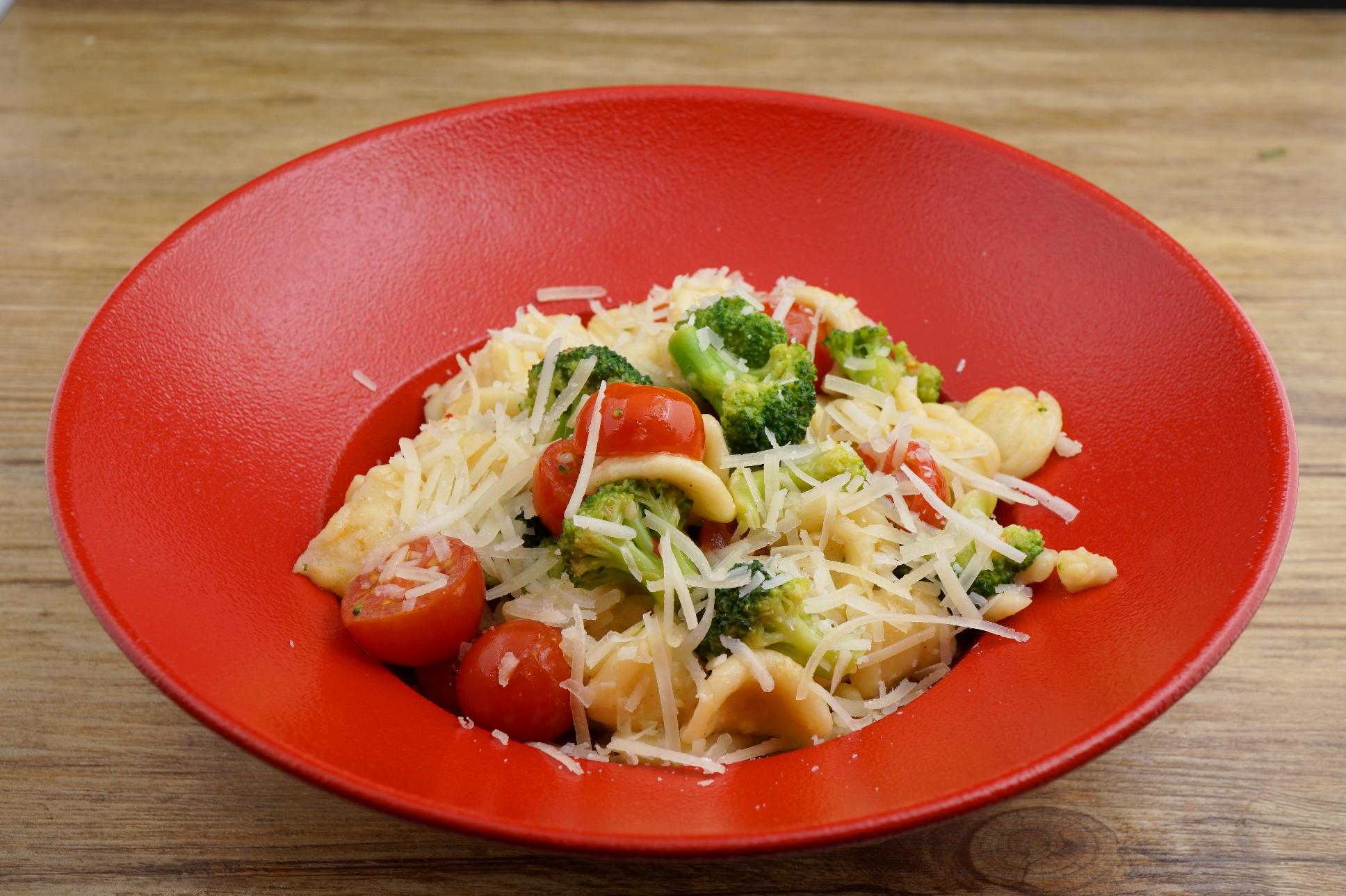 Vegetarische Pasta Orecchiette alla pugliese mit gehobeltem Grana Padano - Bild 1